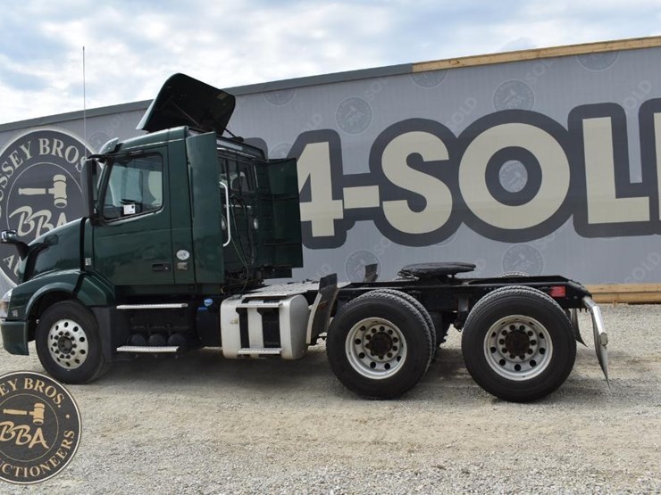 2017-volvo-vnl64t300-image-10