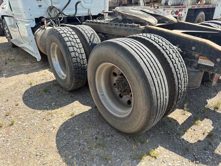 2014-freightliner-cascadia-125-image-11