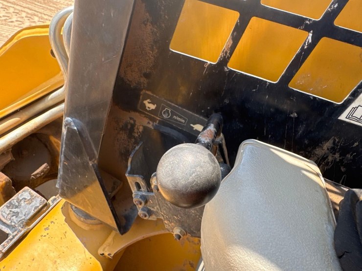 2011-caterpillar-259b3-image-29