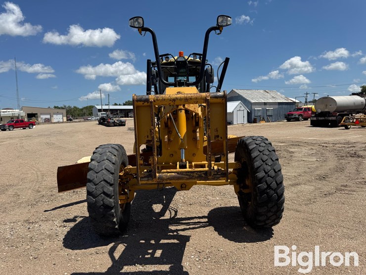 2010-caterpillar-12m-image-2
