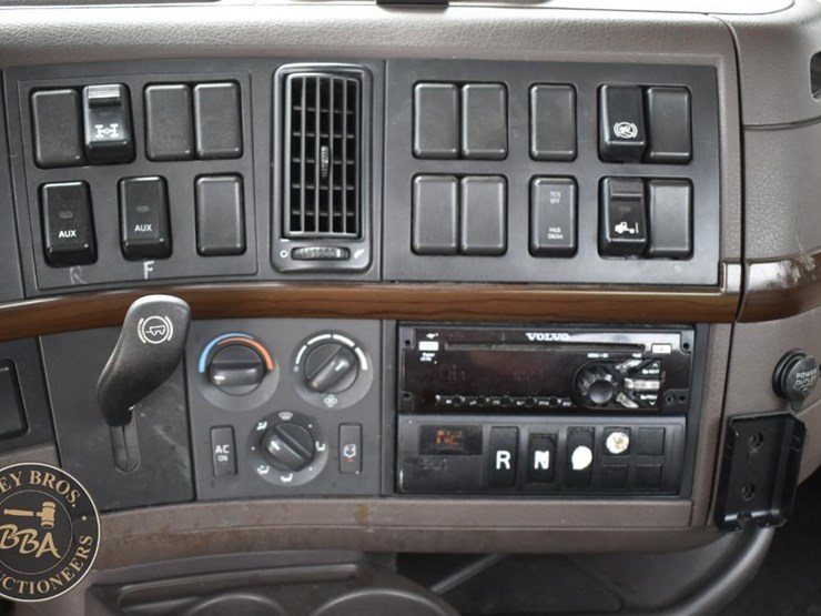 2017-volvo-vnl64t300-image-59