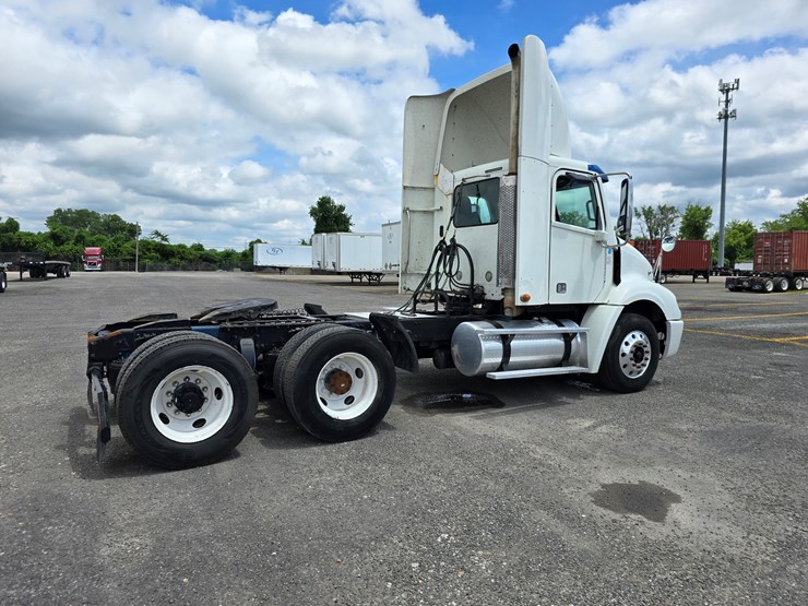 2013-freightliner-columbia-112-image-33