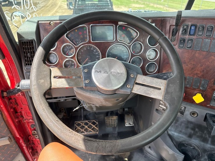 2012-mack-chu613-day-cab-flat-top-road-tractor-image-27