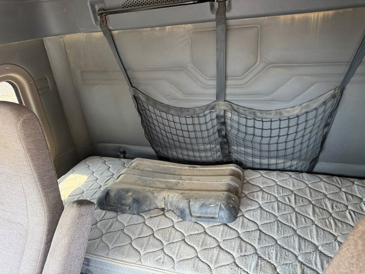 2014-freightliner-cascadia-125-image-47