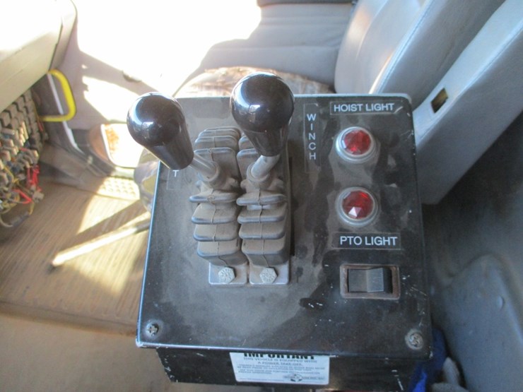2005-freightliner-fl70-image-11