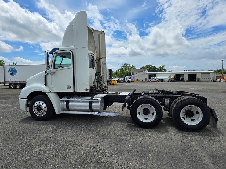 2013-freightliner-columbia-112-image-11
