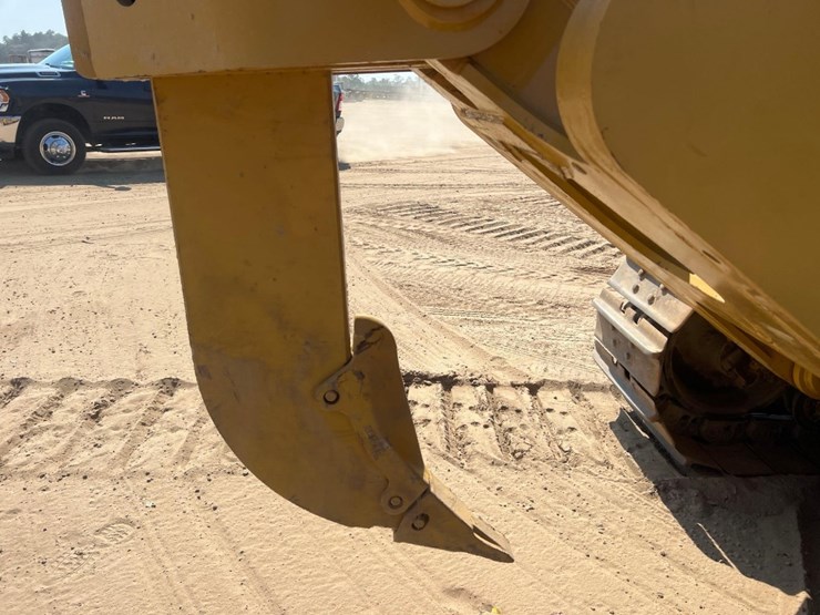 2018-caterpillar-d8t-image-24