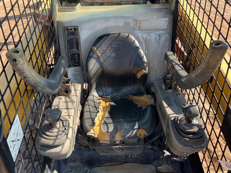 2014-caterpillar-242d-image-23
