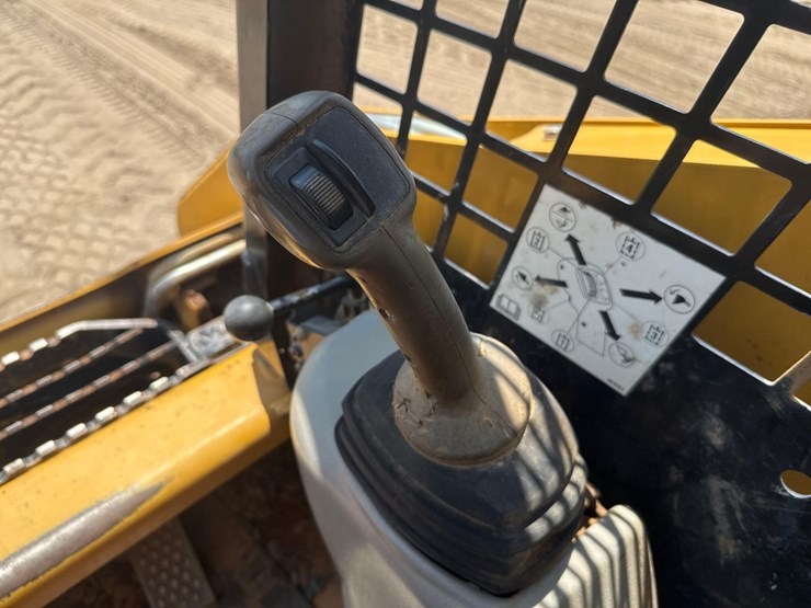 2011-caterpillar-259b3-image-24