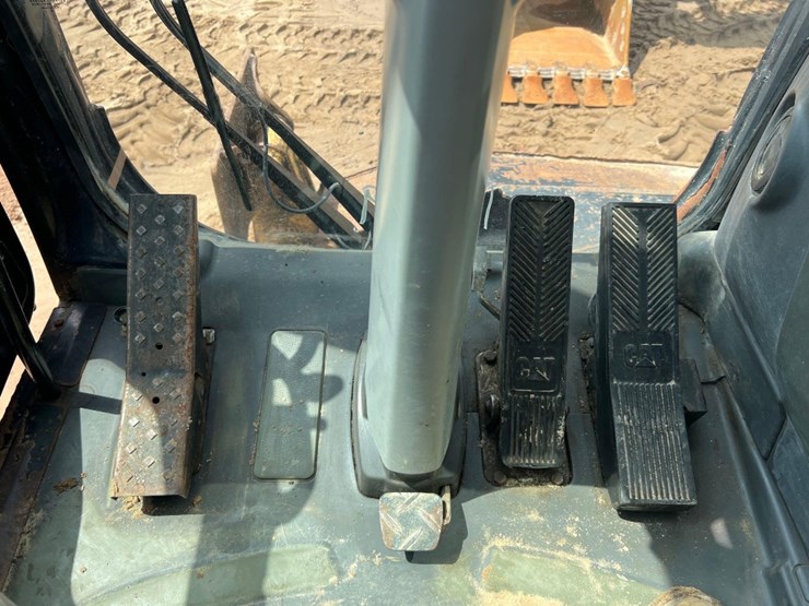2011-caterpillar-m318d-image-35