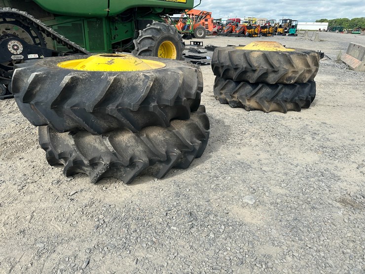 #68-•-lot-of-(4)-520/85r42-combine-tires-w/rims-inv#:-25910-image-4