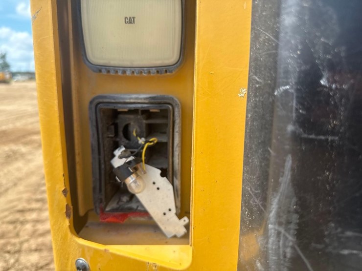 2022-caterpillar-259d3-image-19