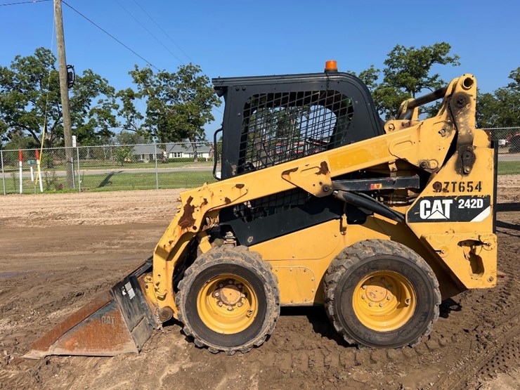 2014-caterpillar-242d-image-1