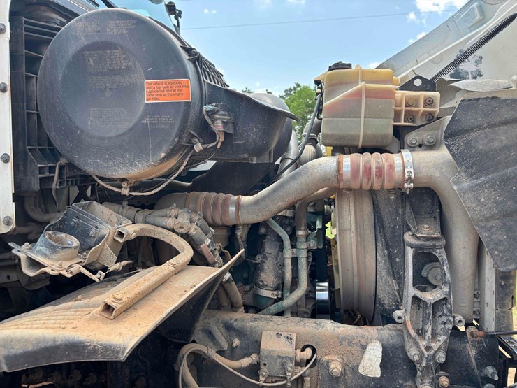 2014-volvo-vhd-semi-image-20