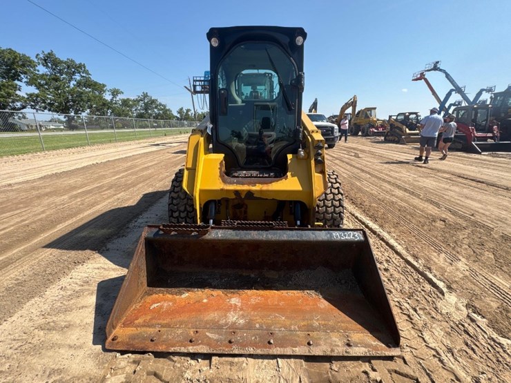 2019-caterpillar-236d3-image-3