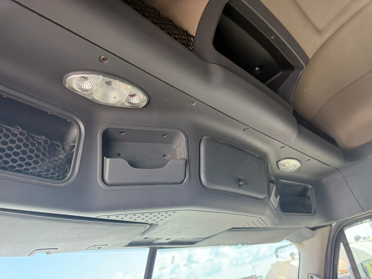 2014-freightliner-cascadia-125-image-46
