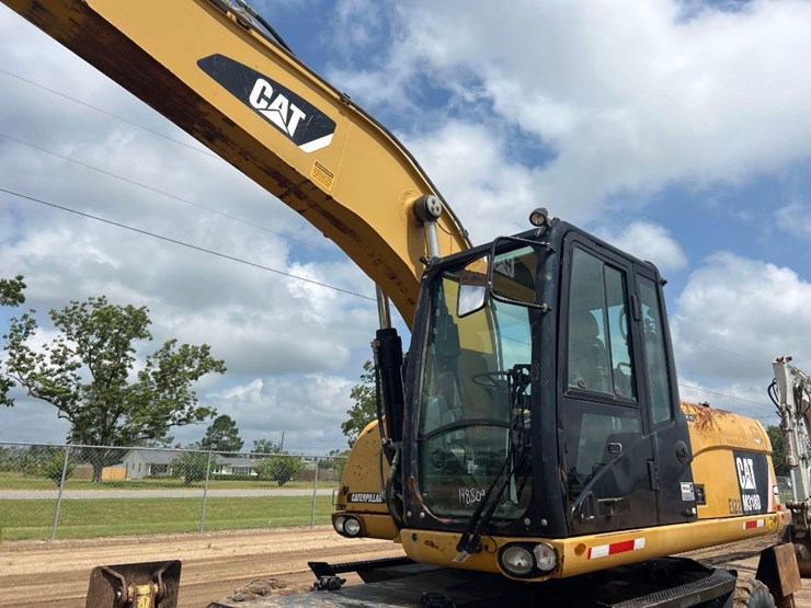2011-caterpillar-m318d-image-23