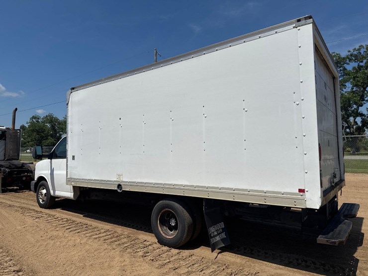 2012-gmc-savana-box-truck-image-8