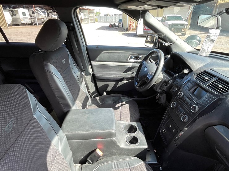 2018-ford-explorer-image-76