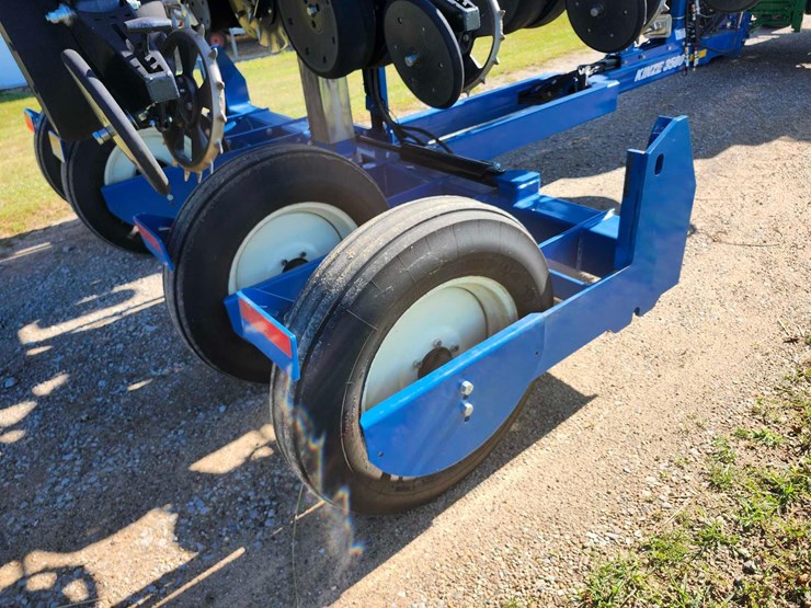 2019-kinze-3500-image-16