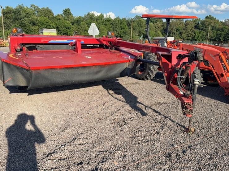 2019-new-holland-210-image-2