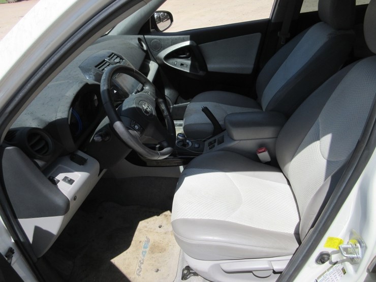 2014-toyota-rav4-image-7