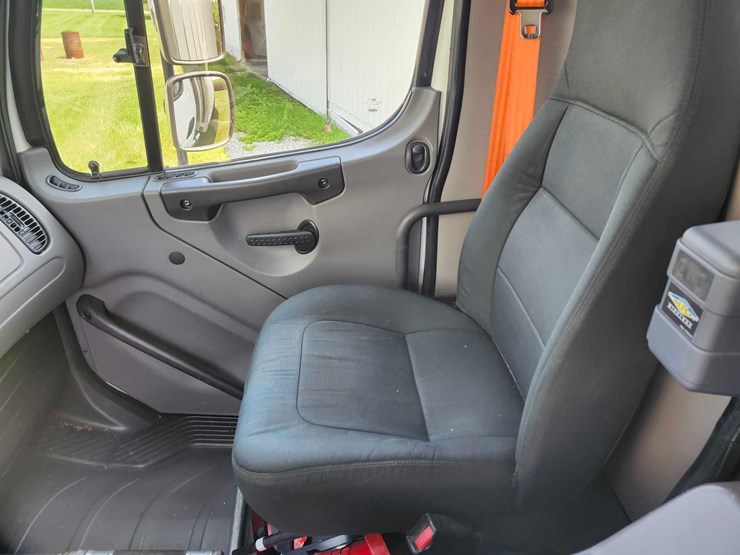 2007-freightliner-business-class-m2-tandem-truck-image-32