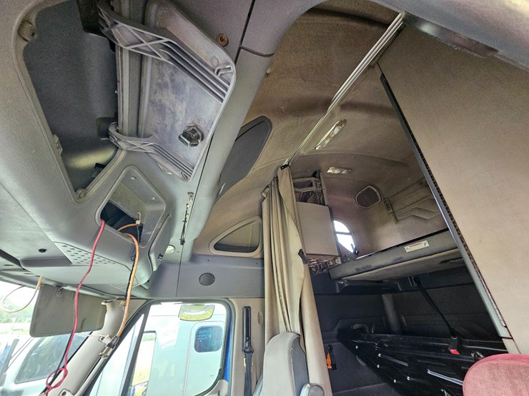 2009-freightliner-cascadia-125-image-52