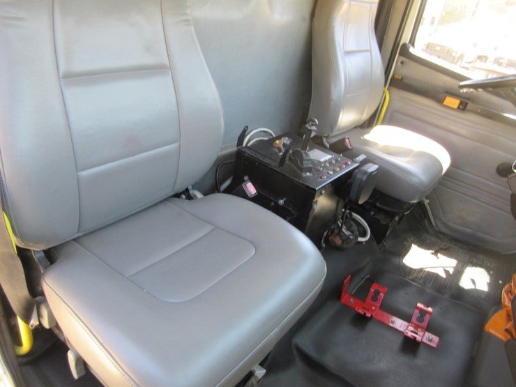 2001-freightliner-fl70-image-10