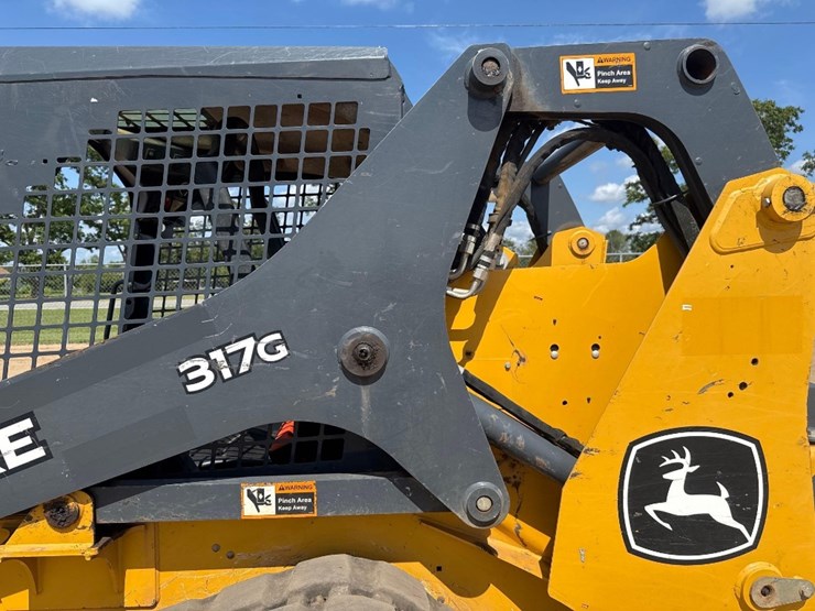 2019-deere-317g-image-21