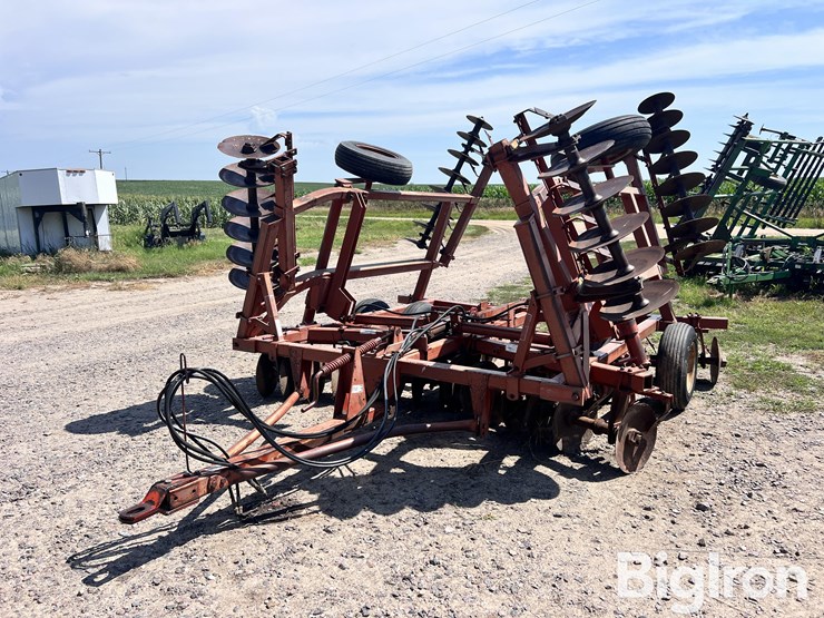 massey-ferguson-820-image-1