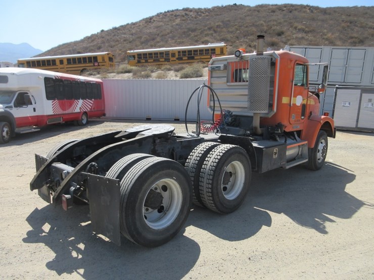 1993-freightliner-fld120-image-3