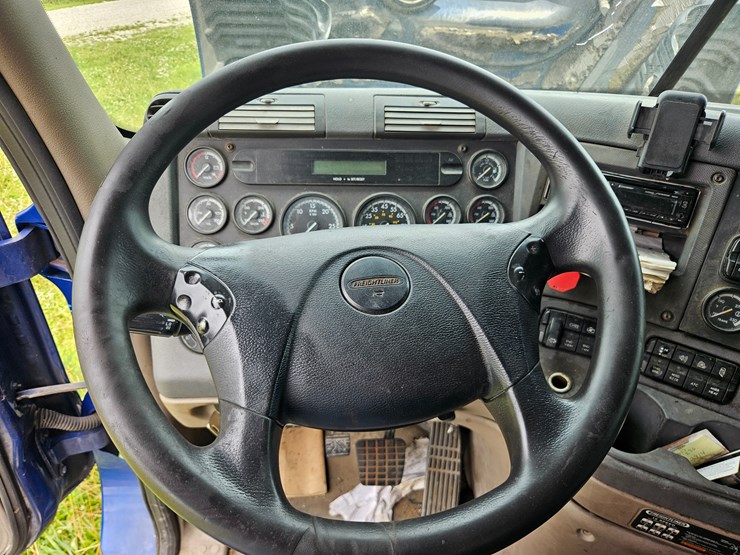 2009-freightliner-cascadia-125-image-60