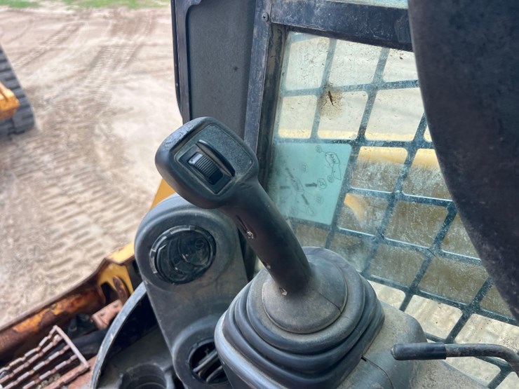 2016-caterpillar-259d-image-27