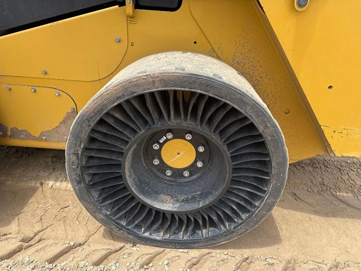 2022-caterpillar-246d3-image-9