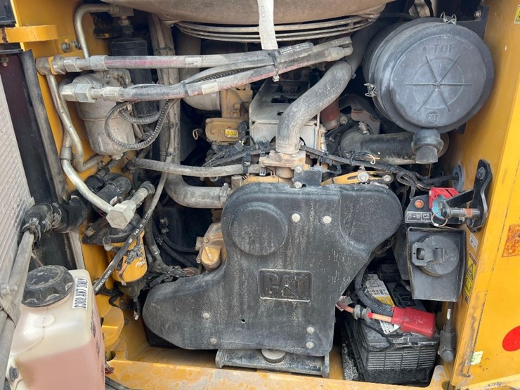 2021-caterpillar-299d3-image-26