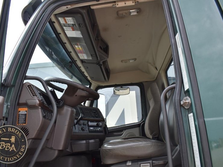 2017-volvo-vnl64t300-image-58