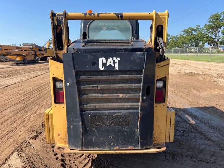 2014-caterpillar-242d-image-3