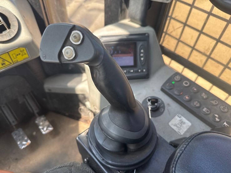 2015-caterpillar-573c-image-24