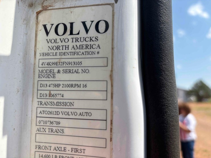 2015-volvo-vhd-semi-image-18