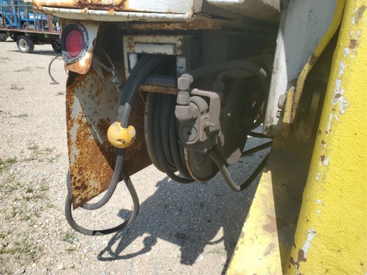 #359-•-1997-gmc-c7500-digger-derricks-truck-image-42