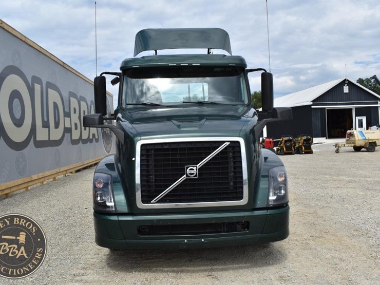 2017-volvo-vnl64t300-image-24