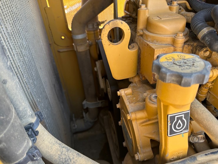 2017-caterpillar-d6k2-lgp-image-57