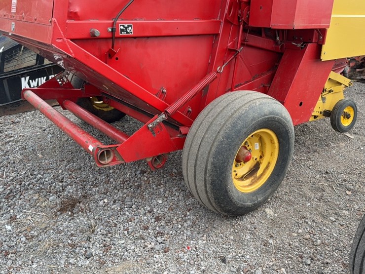 new-holland-853-image-4