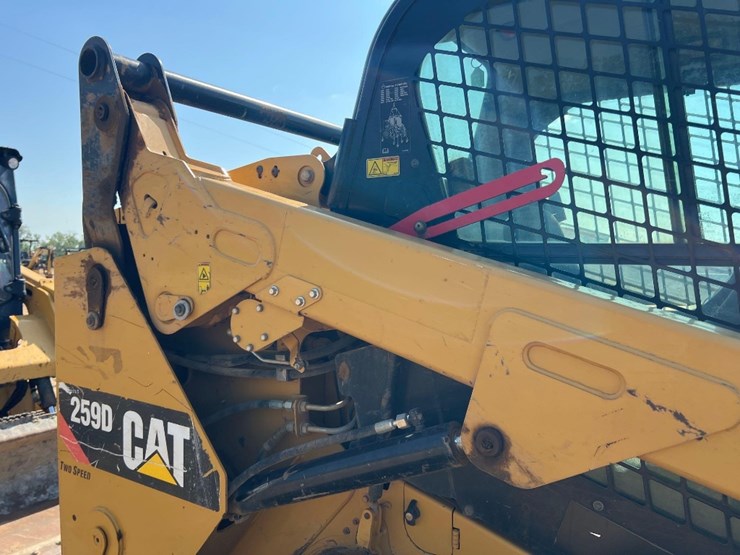 2016-caterpillar-259d-image-21