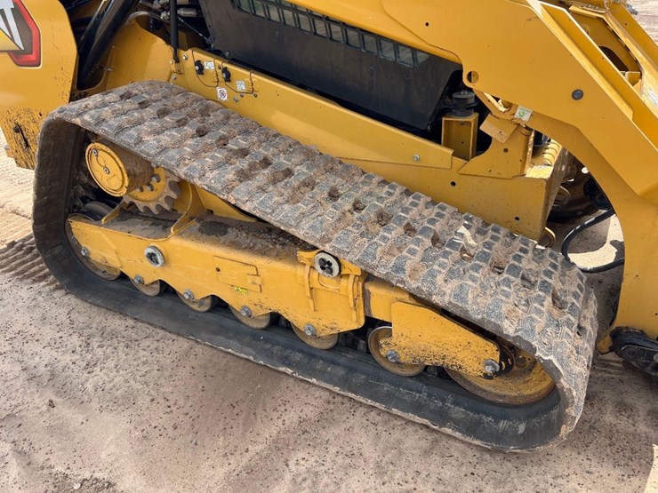 2021-caterpillar-299d3-image-12
