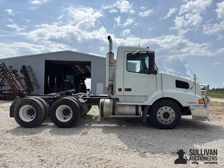 2003-volvo-vnl-t/a-day-cab-truck-tractor-image-4