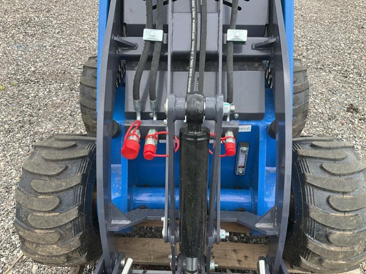 #1040-•-used-4-wheel-mini-skid-loader-image-7