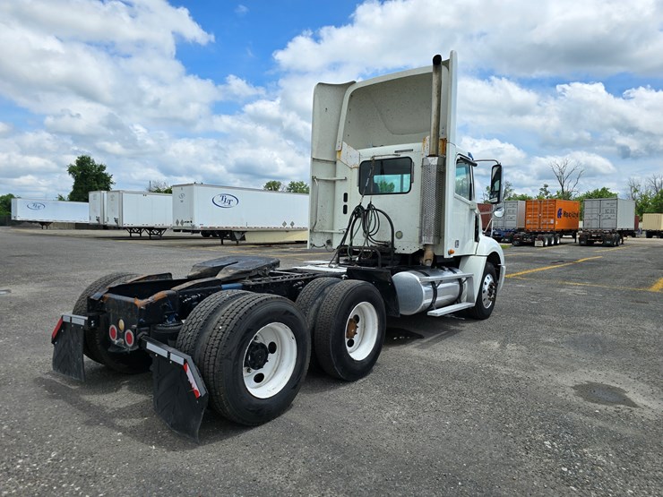 2013-freightliner-columbia-112-image-29