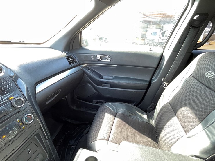 2018-ford-explorer-image-40